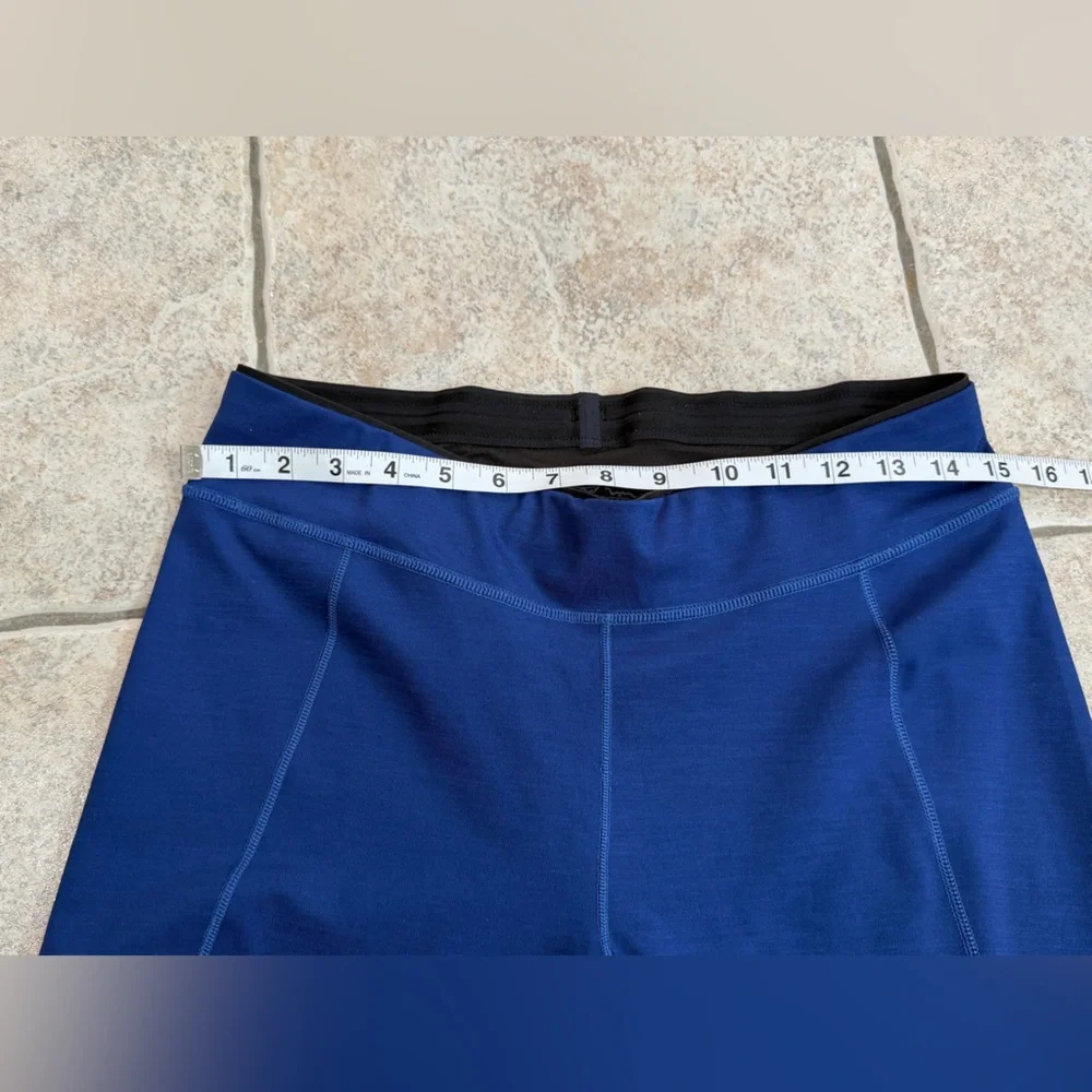 Patagonia women’s Royal Blue Leggings with Black Panels size large